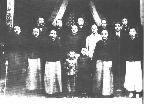 1922年2月22日，朱德（后左二）与唐淮源（后左四）、金汉鼎（前左三）等友人游昆明昙华寺合影。同年3月，朱、唐、金三人便因唐继尧回滇主政而出走四川。（资料图）