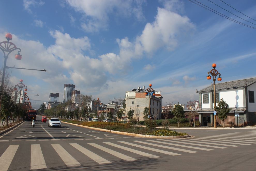 珠山路打通大大提升了华宁县城通行条件