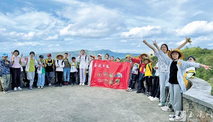 在磨盘山山顶合影留念。