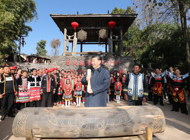 2020年1月19日下午，习近平总书记在云南省腾冲市清水乡三家村中寨司莫拉佤族村广场上，敲响三声佤族木鼓，祝福来年风调雨顺、国泰民安。