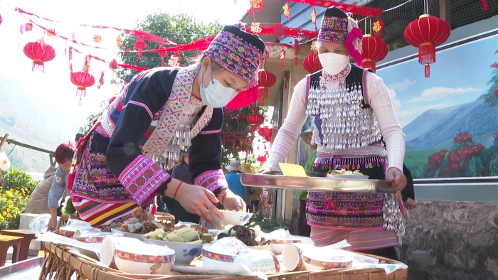 傣家杀猪饭迎新春 篝火晚会年味足