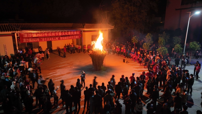 傣家杀猪饭迎新春 篝火晚会年味足