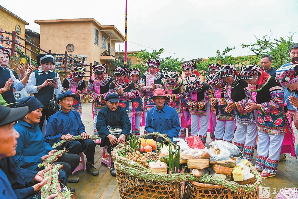 家家户户为老人送上鸡蛋、水果、糕点，祝愿他们健康长寿。