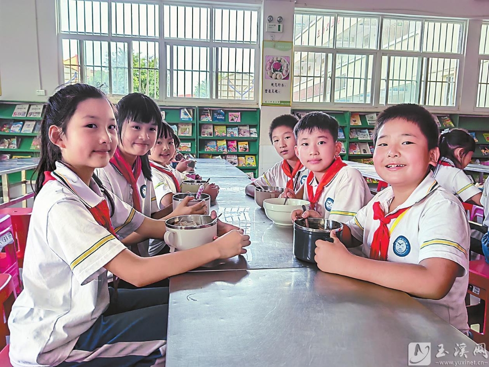 学生愉快用餐。