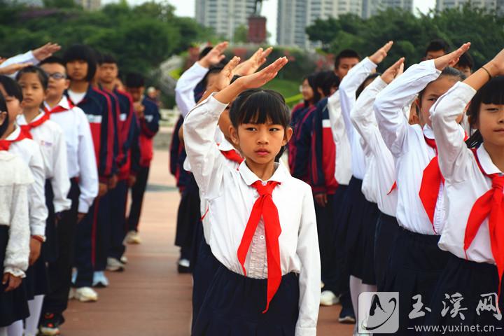 500余名师生代表参加升旗仪式。