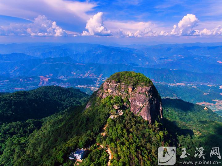 大帽耳山是哀牢山脉一座著名山峰。 潘泉 摄