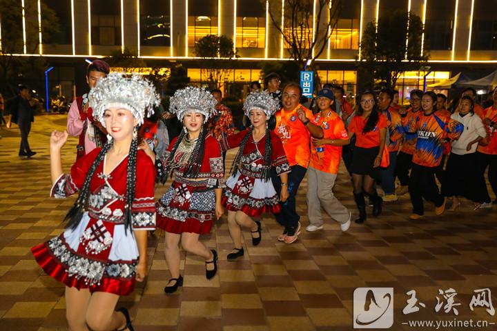 为庆祝云南玉昆队夺冠，球迷们围着篝火载歌载舞。 记者 沈阳 摄