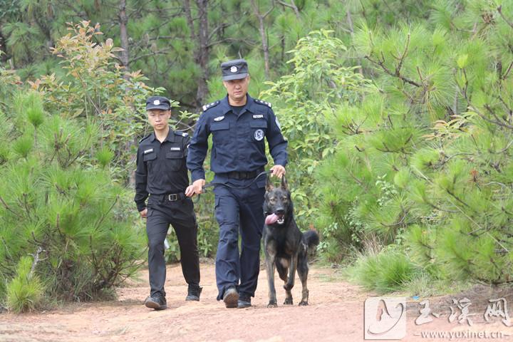 李素苇（右）和警犬“阿郎”。