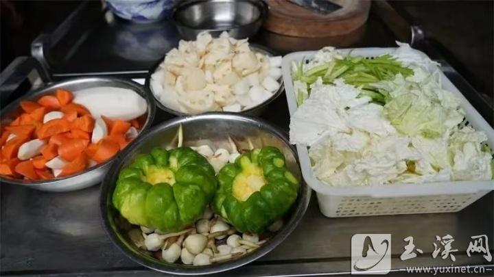 新鲜的食材是江川大锅菜好吃的关键。 通讯员 李丹 摄