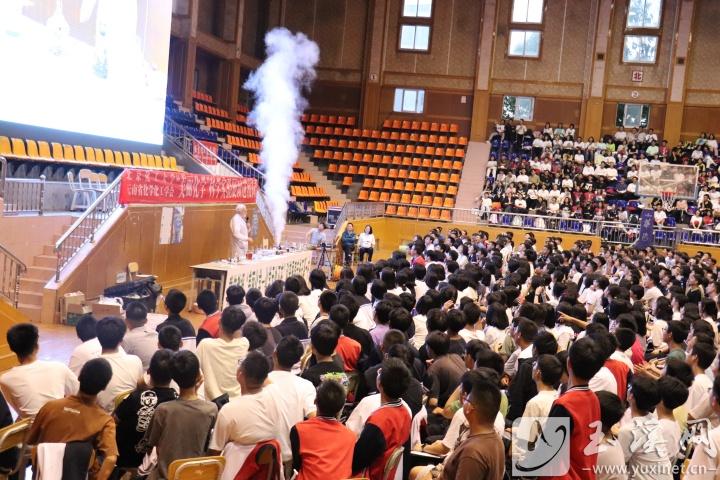 戴伟带来“化学魔法秀”。