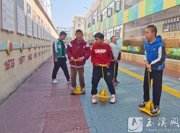 孩子们课间玩跳跳球。