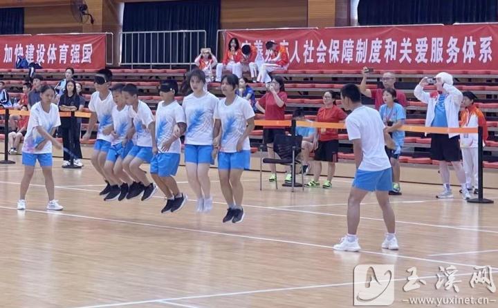 学生赴北京参赛。