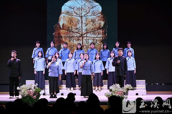 参赛选手深情演绎。
