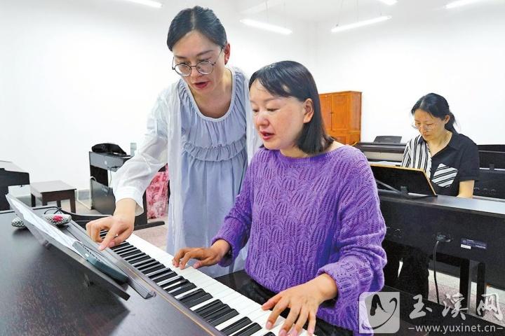 聂耳市民艺术夜校的钢琴课。