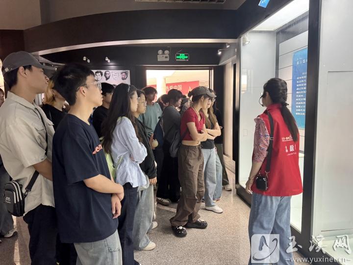 市民、游客聆听市博物馆讲解员的生动讲述，感受玉溪历史的厚重与文化的深邃。